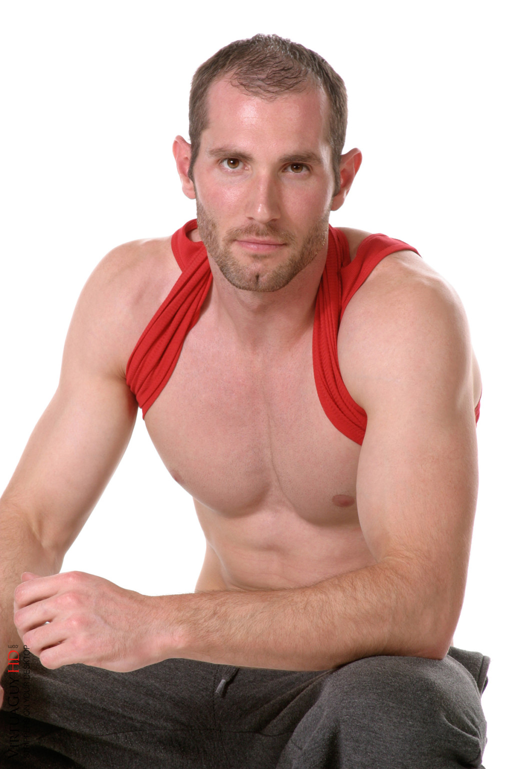 Un guapo boxeador muestra su cuerpo musculoso
 #76980577