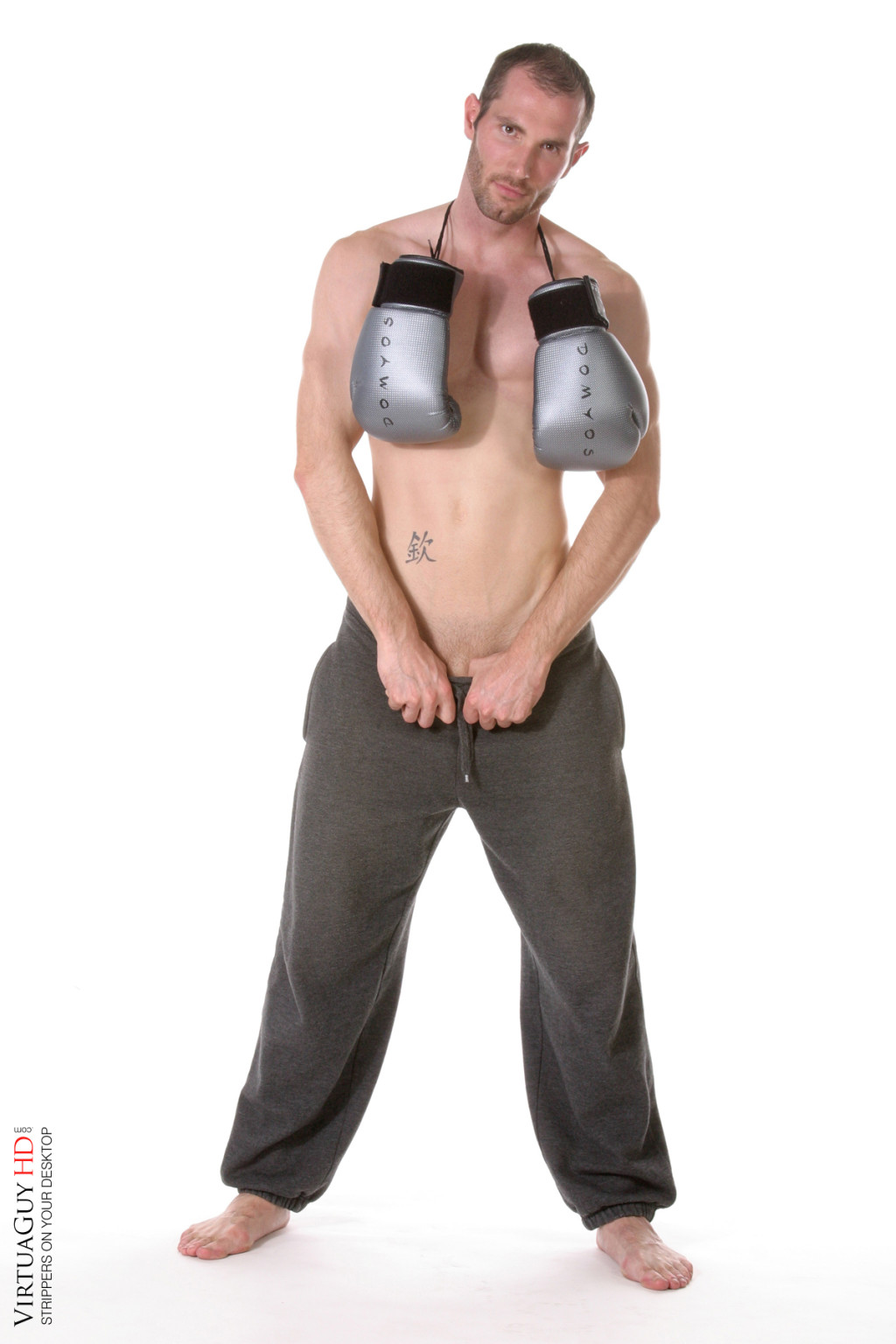 Un guapo boxeador muestra su cuerpo musculoso
 #76980583