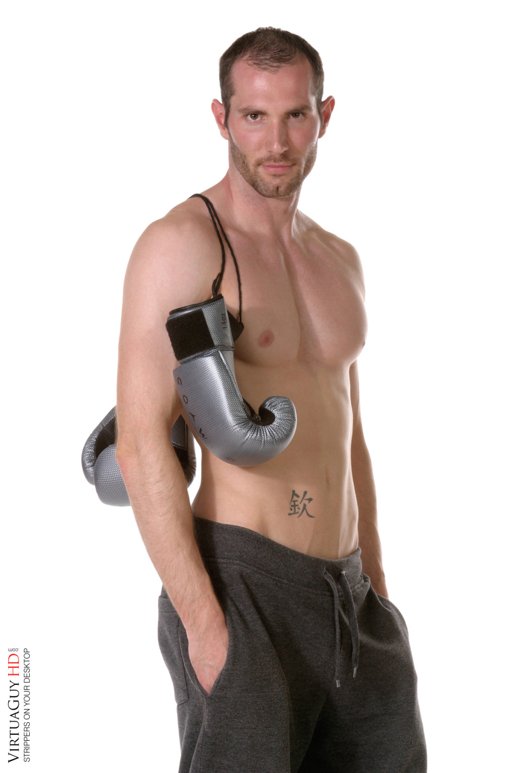 Un guapo boxeador muestra su cuerpo musculoso
 #76980590