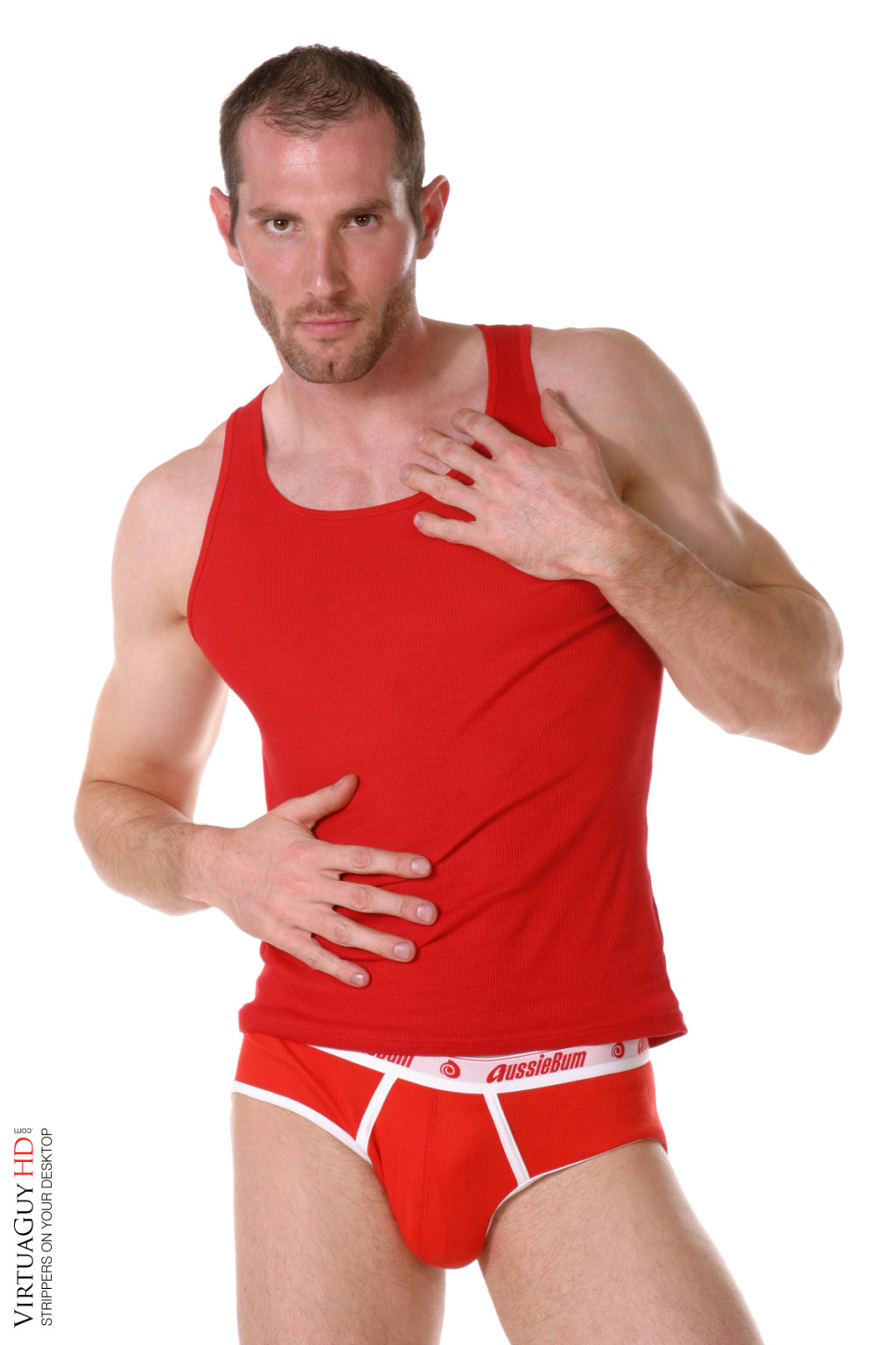 Un guapo boxeador muestra su cuerpo musculoso
 #76980605