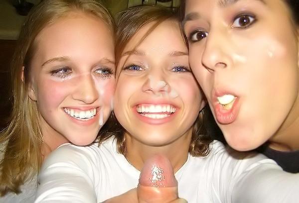 Sexy Freundinnen von nebenan posieren und lächeln in die Kamera
 #71574673