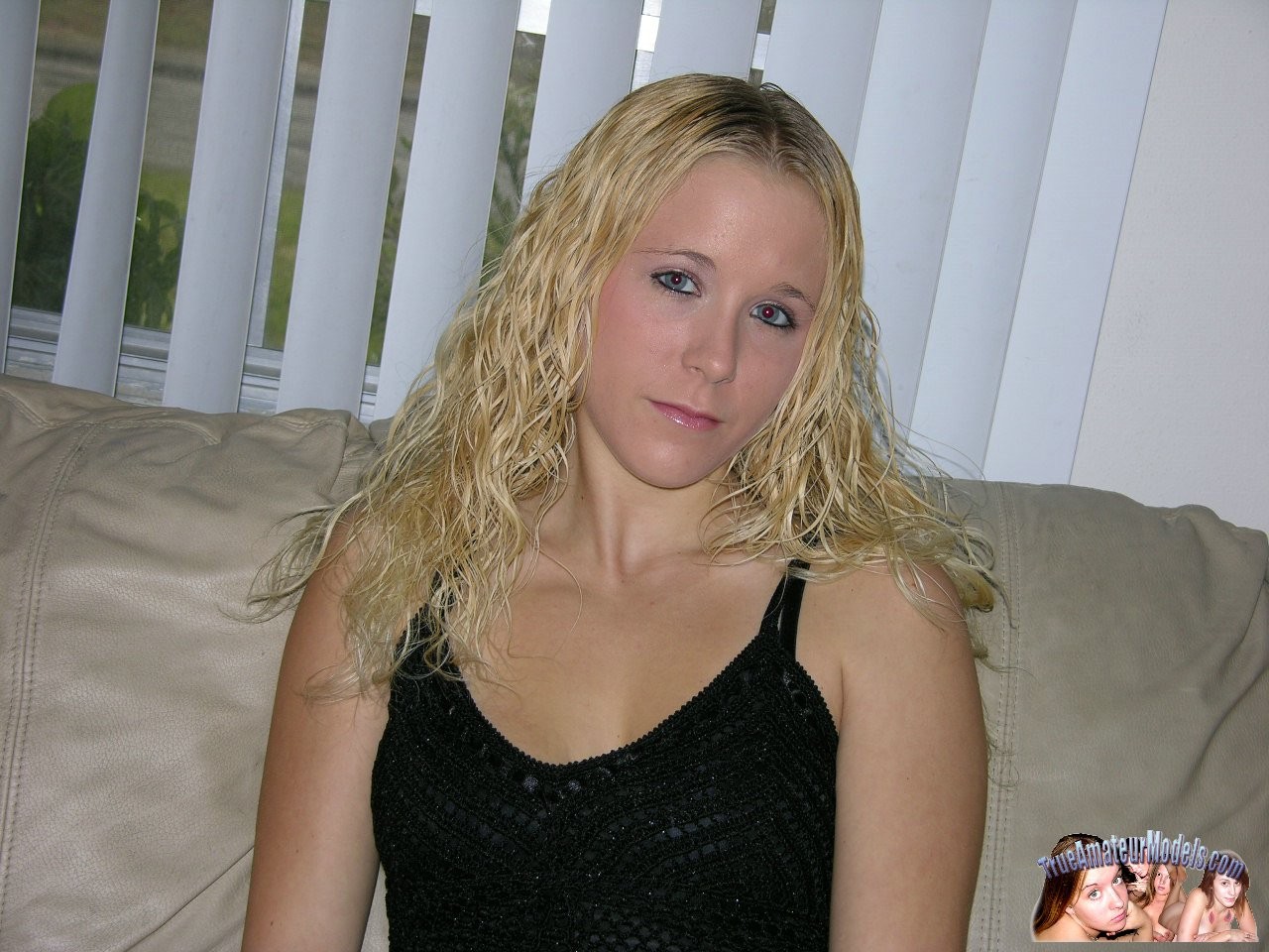 Amateur blonde Teen mit gepiercte Muschi Modellierung nackt
 #67317910