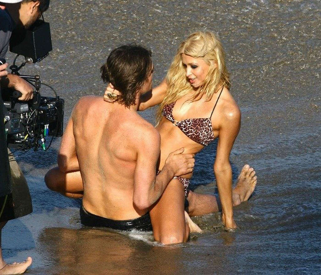 Paris Hilton molto sexy e scopare con un ragazzo sulla spiaggia
 #75328793