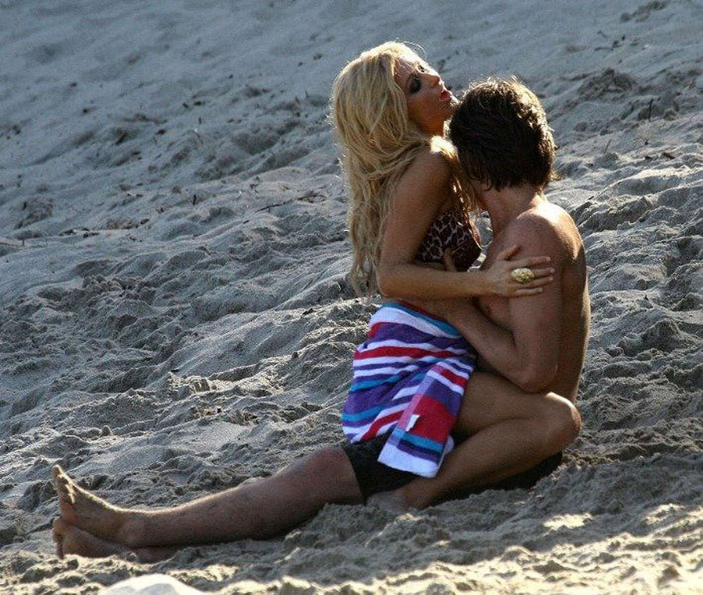 Paris Hilton molto sexy e scopare con un ragazzo sulla spiaggia
 #75328798