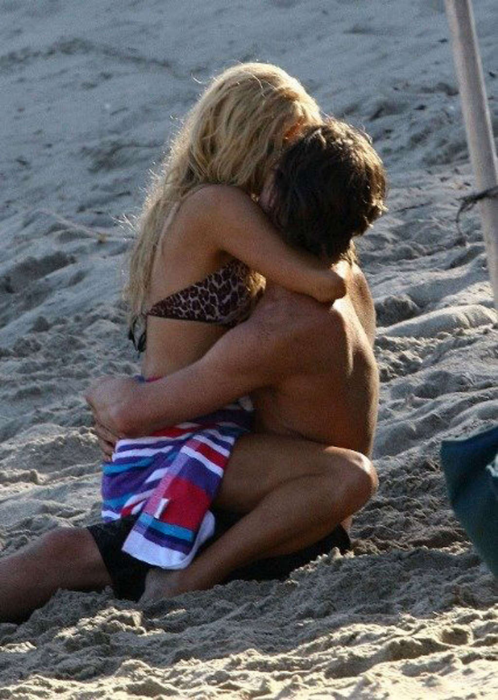Paris Hilton molto sexy e scopare con un ragazzo sulla spiaggia
 #75328807