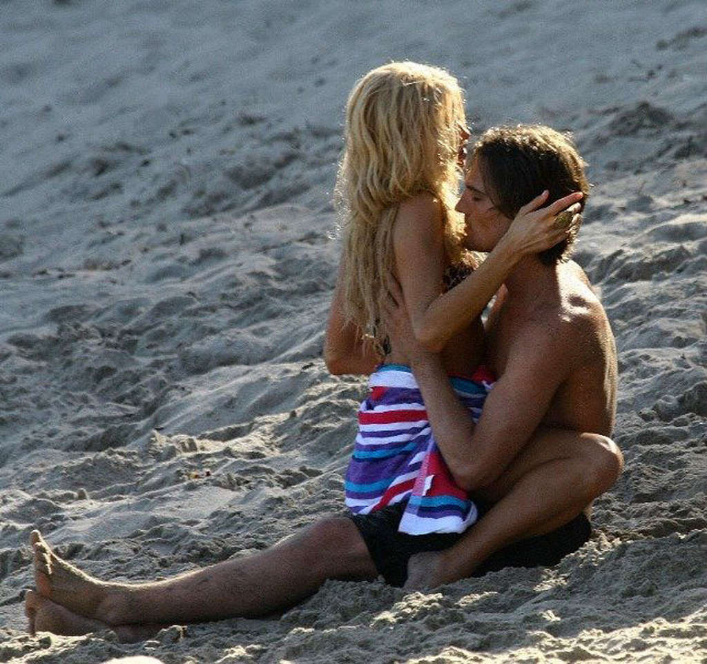 パリス・ヒルトンがビーチで男の子とセックスしている姿がとてもセクシー
 #75328838
