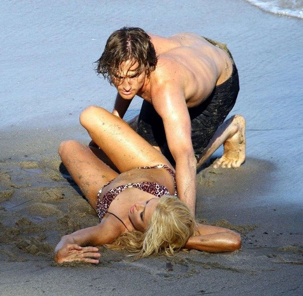 Paris Hilton molto sexy e scopare con un ragazzo sulla spiaggia
 #75328842