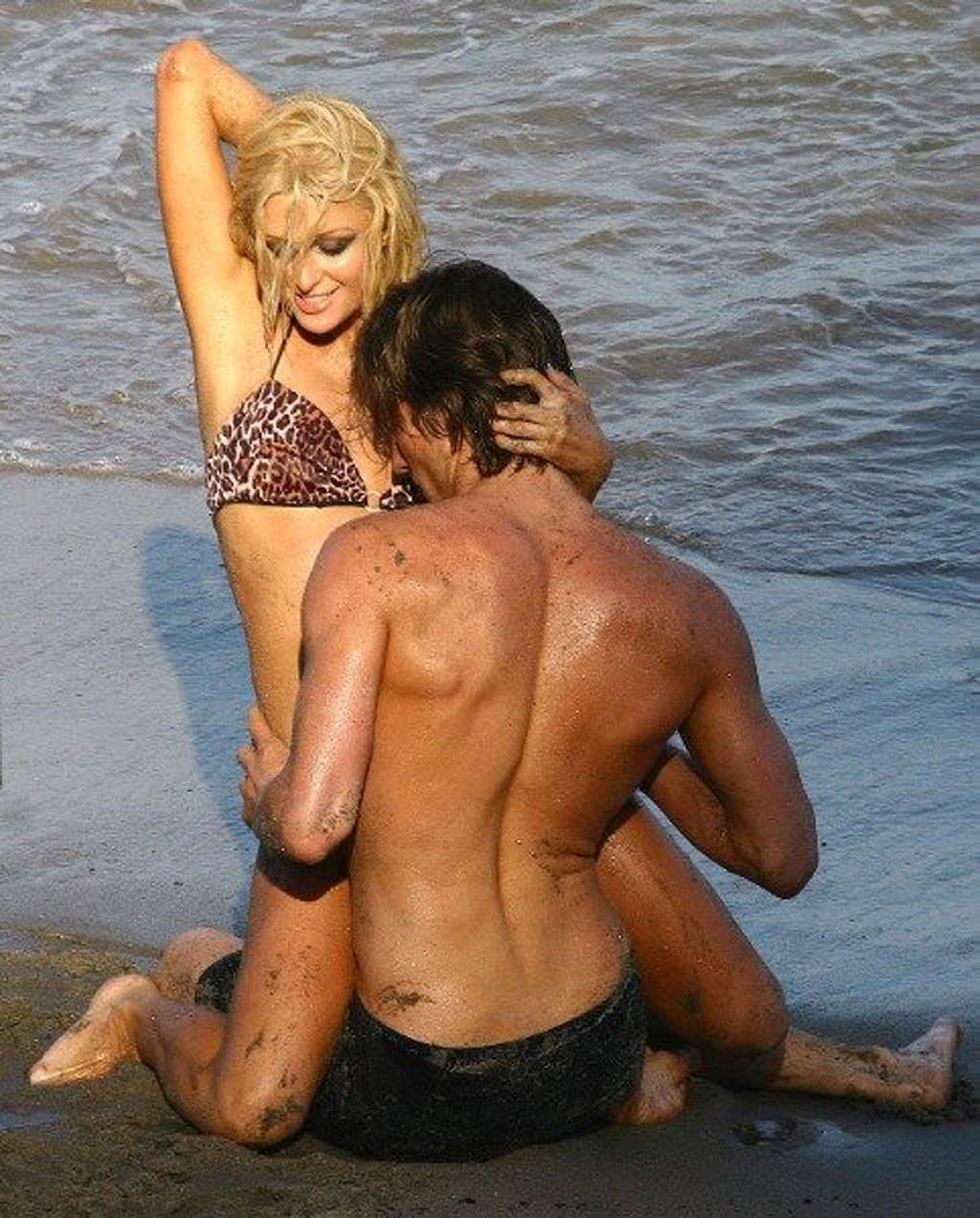 Paris Hilton est très sexy et se fait baiser par un garçon sur la plage.
 #75328846