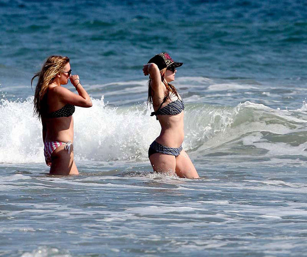 Avril lavigne zeigt ihren sexy Körper und heißen Arsch im Bikini am Strand
 #75355988