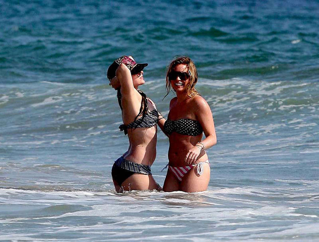 Avril lavigne montrant son corps sexy et son cul chaud en bikini sur la plage
 #75355996