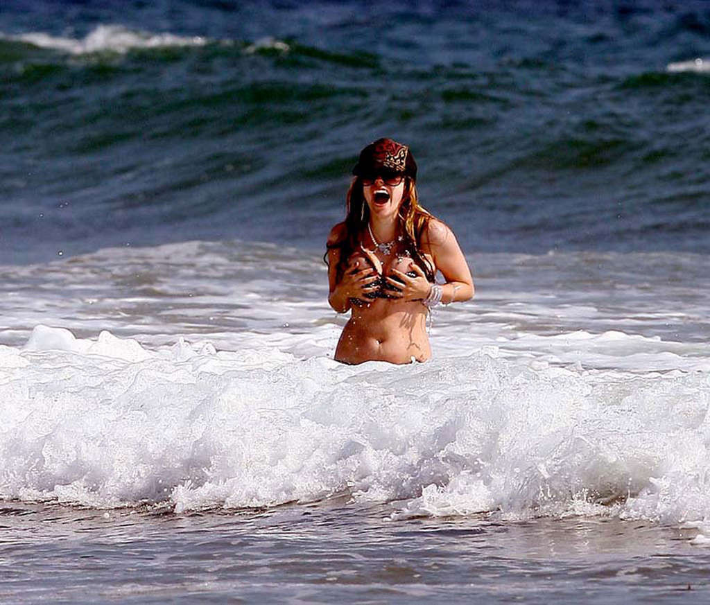 Avril lavigne montrant son corps sexy et son cul chaud en bikini sur la plage
 #75356057