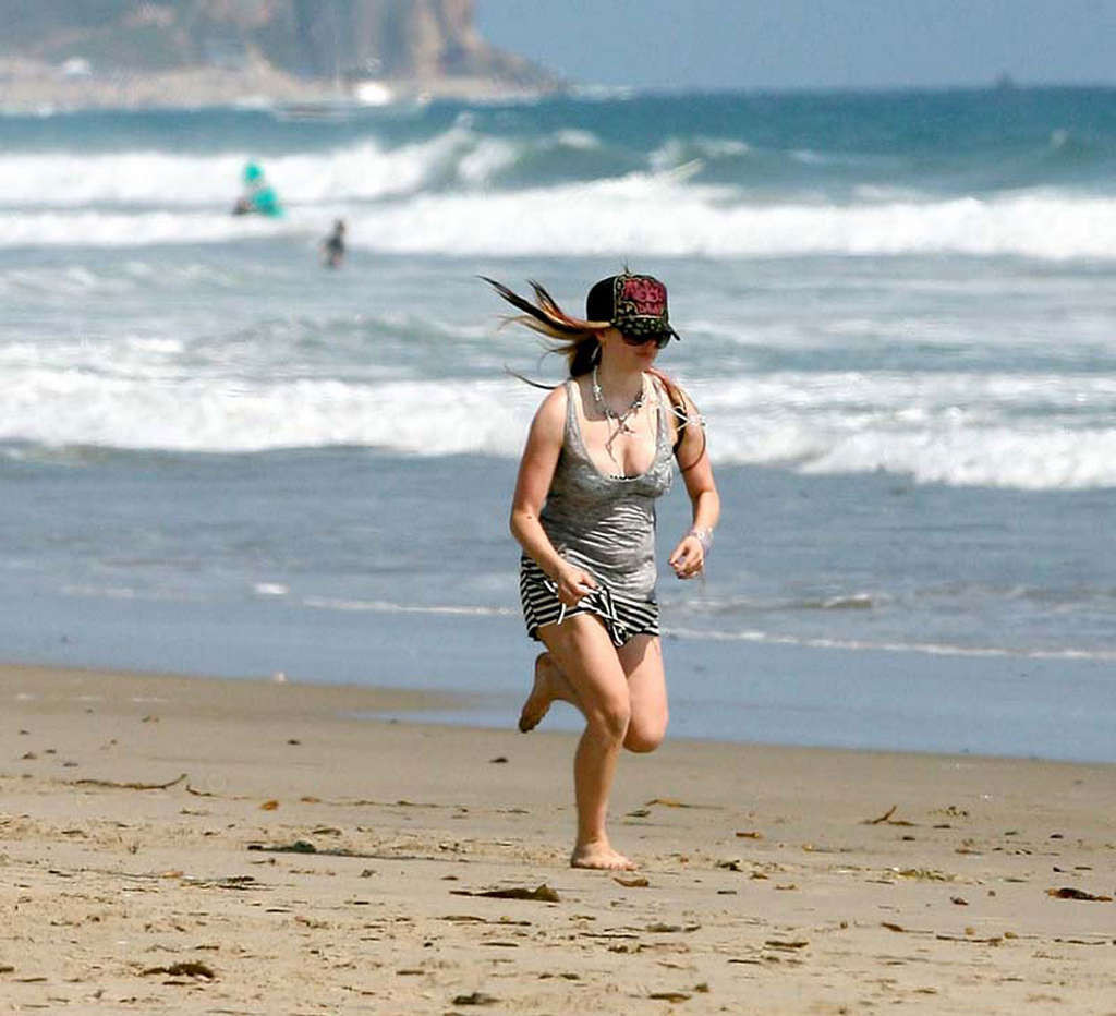 Avril lavigne che mostra il suo corpo sexy e culo caldo in bikini sulla spiaggia
 #75356086