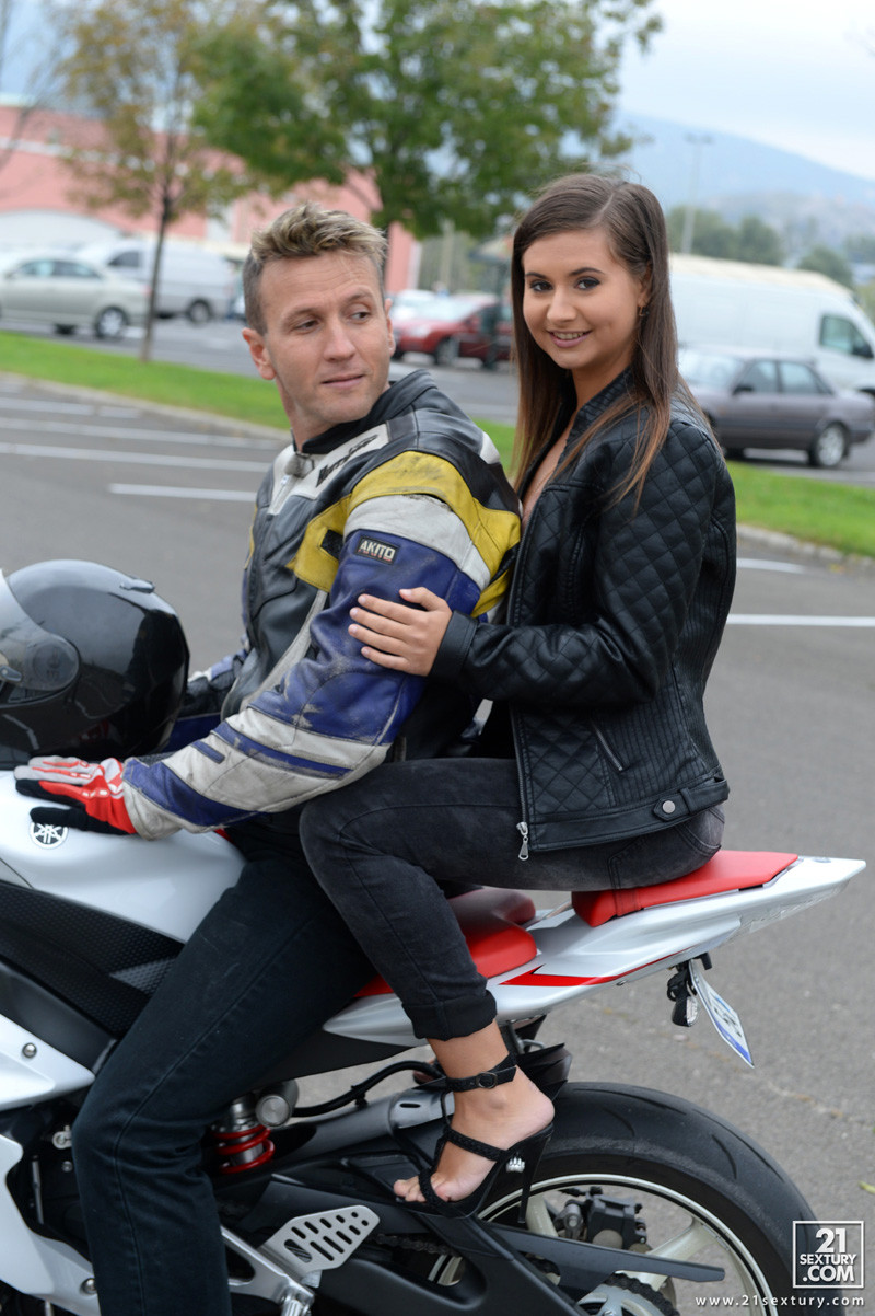 Maria ivanova fait un tour sur le poteau massif des bikers.
 #68776880