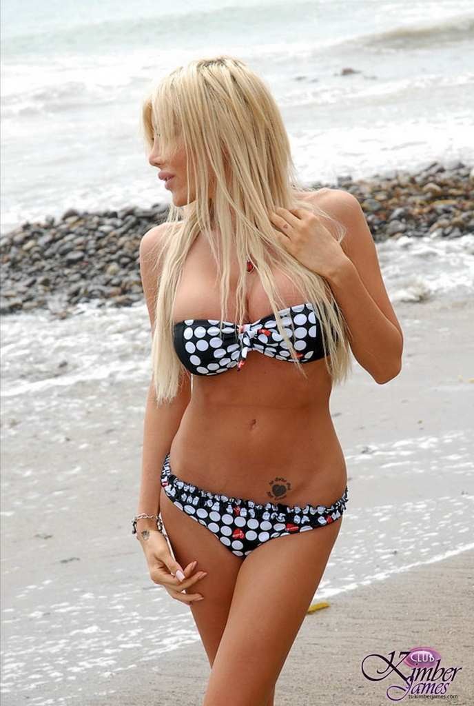 Sexy shemale in bikini in spiaggia
 #79239532
