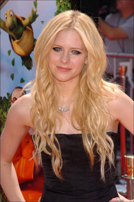 Avril lavigne montre ses seins volumineux
 #75443558