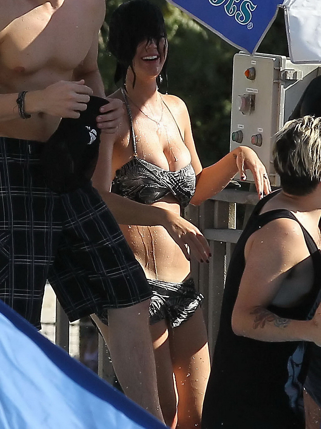 Katy Perry montre ses fesses nues suite à la chute du bas de son bikini dans l'eau.
 #75255276