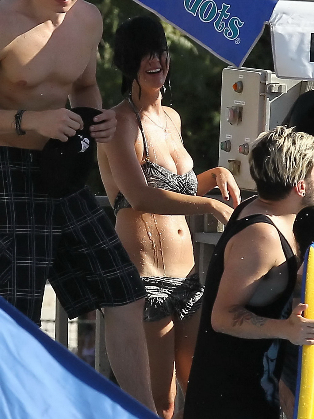 Katy Perry che mostra il suo culo nudo causato dal fondo del bikini che cade all'acqua
 #75255287