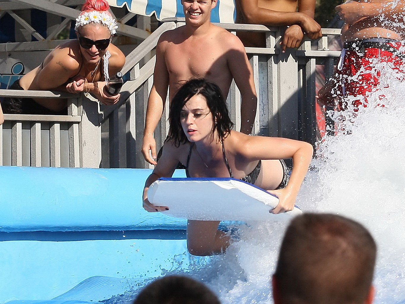 Katy Perry che mostra il suo culo nudo causato dal fondo del bikini che cade all'acqua
 #75255308