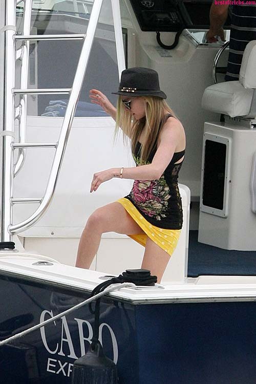 Avril Lavigne sexy and hot ass cleavage and bikini paparazzi photos