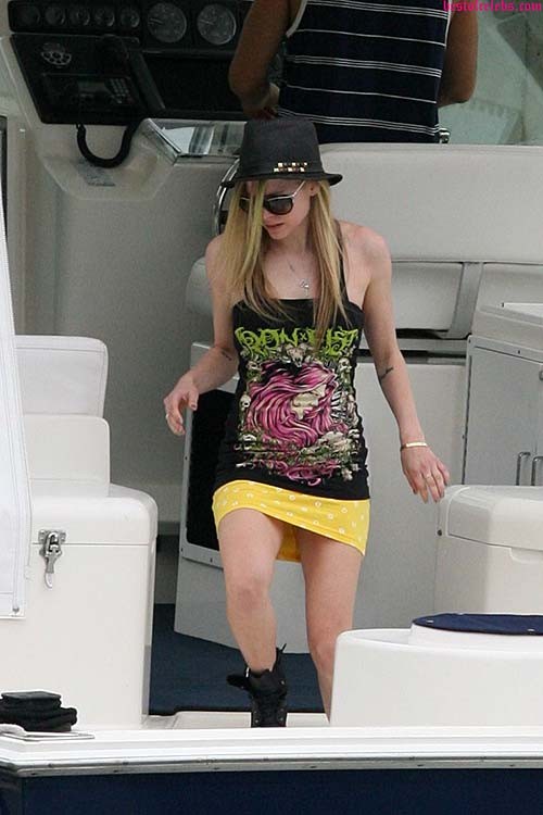 Avril Lavigne sexy and hot ass cleavage and bikini paparazzi photos #75285621