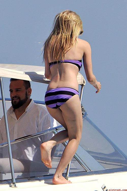 Avril Lavigne sexy and hot ass cleavage and bikini paparazzi photos #75285664