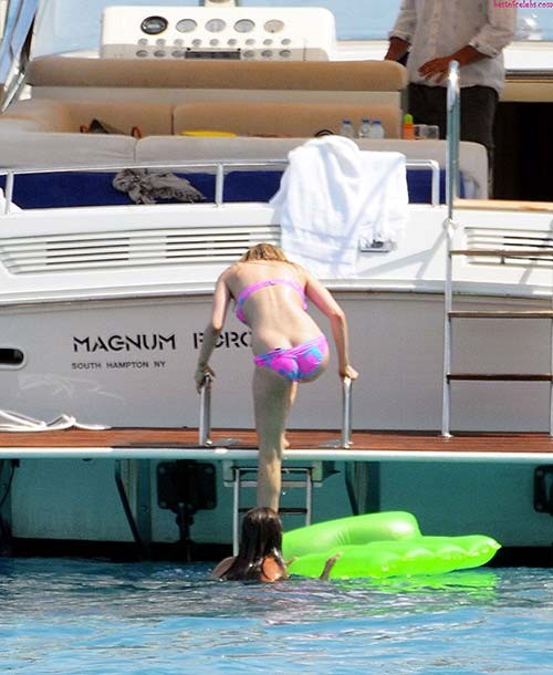 Avril Lavigne sexy and hot ass cleavage and bikini paparazzi photos #75285713