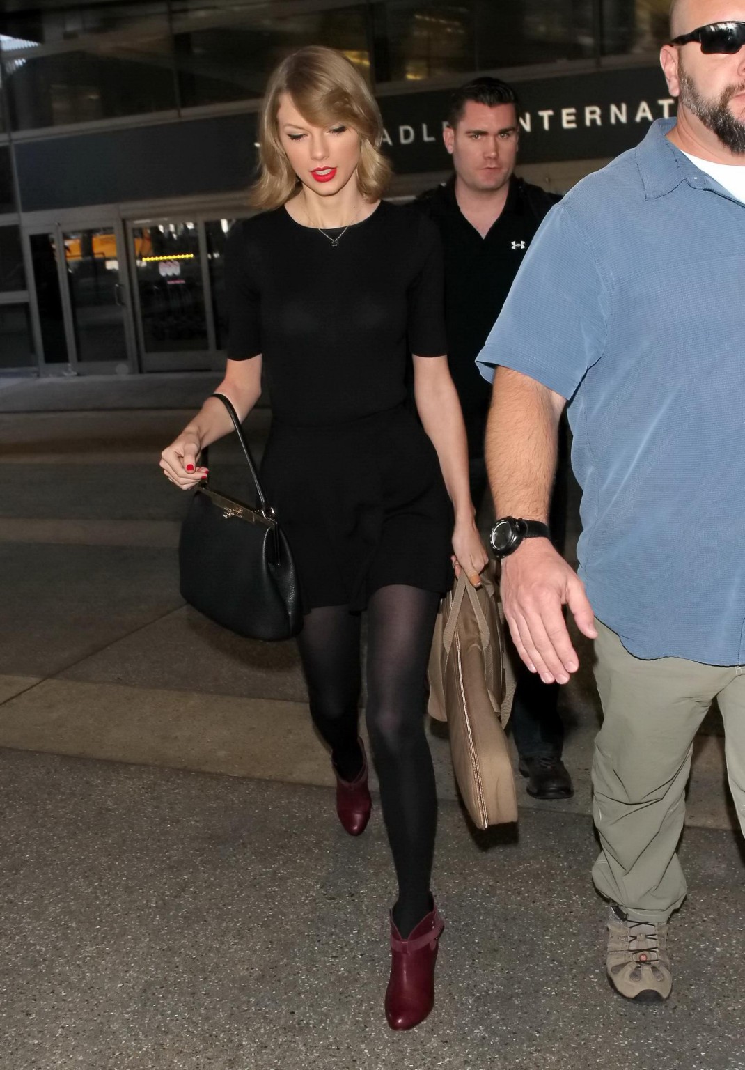 Taylor swift leggy indossando nero collant mini gonna all'aeroporto di lax
 #75204798