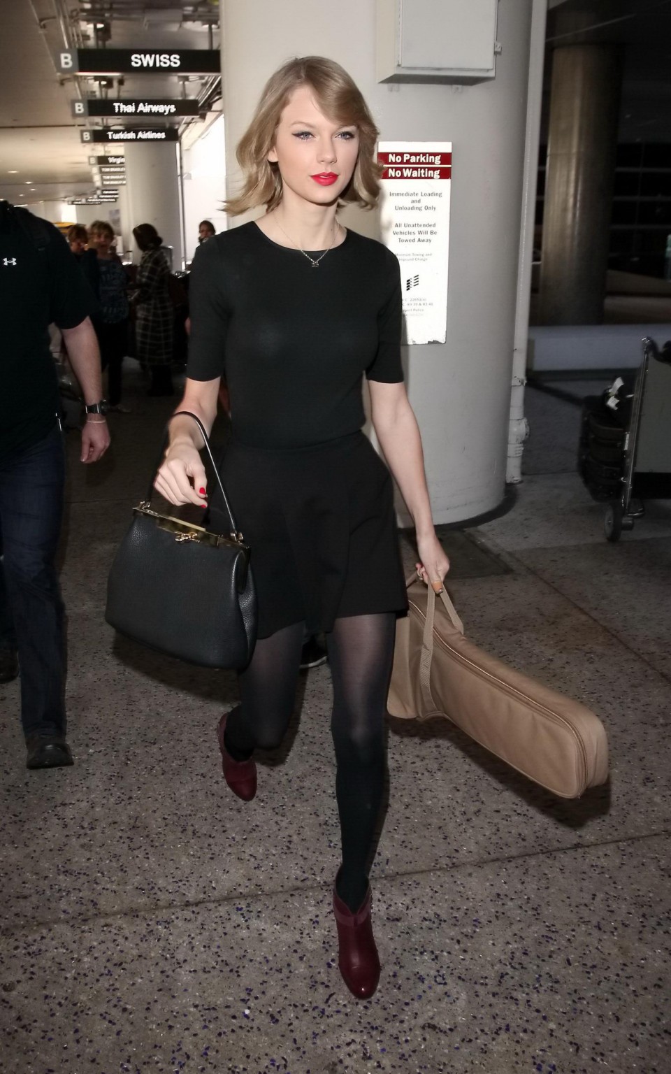 Taylor swift leggy indossando nero collant mini gonna all'aeroporto di lax
 #75204803