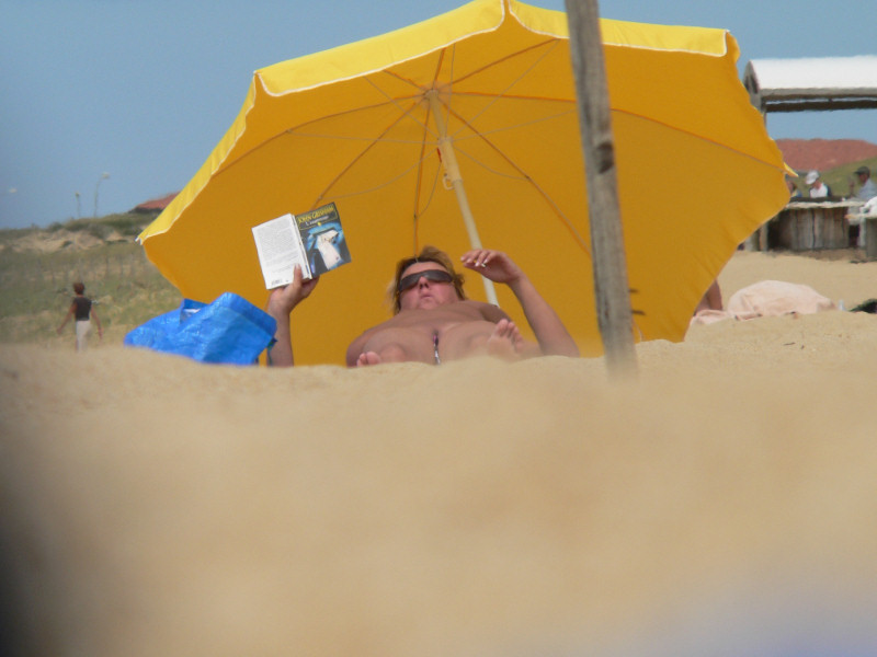 裸のビーチで体を露出するのが大好きなホットティー
 #72255671