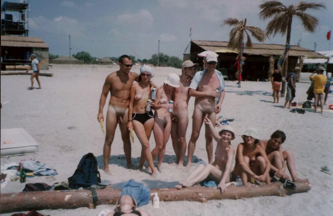 裸のビーチで体を露出するのが大好きなホットティー
 #72255684