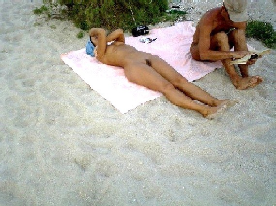 Hottie ama esporre il suo corpo sulla spiaggia nudista
 #72255710