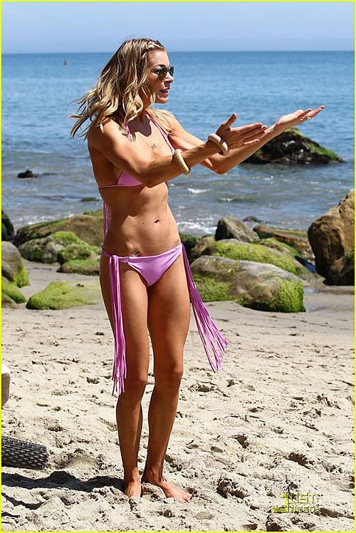 Leann rimes in posa sulla spiaggia e mostrando il suo corpo sexy in bikini
 #75290041