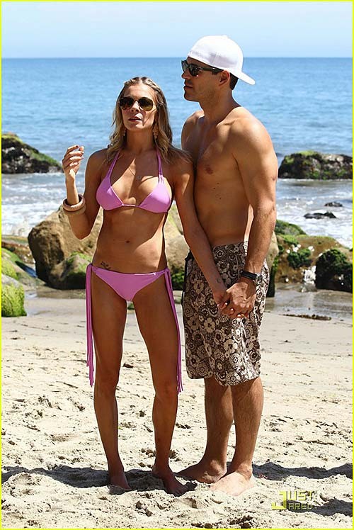 Leann rimes in posa sulla spiaggia e mostrando il suo corpo sexy in bikini
 #75290074