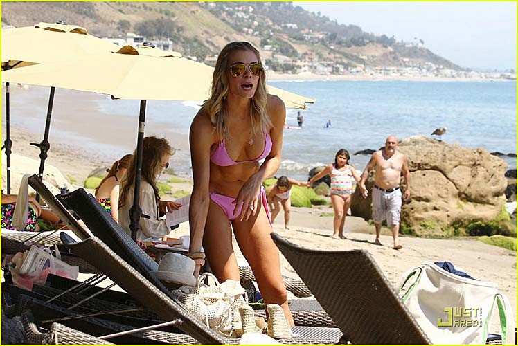 Leann rimes in posa sulla spiaggia e mostrando il suo corpo sexy in bikini
 #75290085