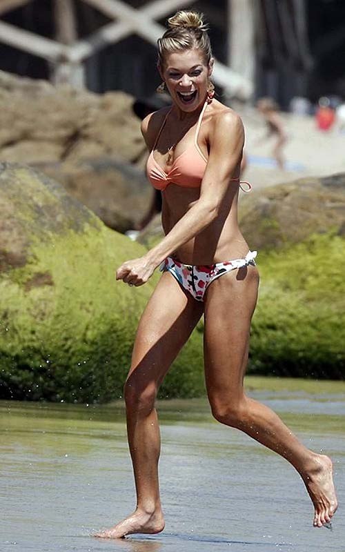 Leann rimes in posa sulla spiaggia e mostrando il suo corpo sexy in bikini
 #75290093