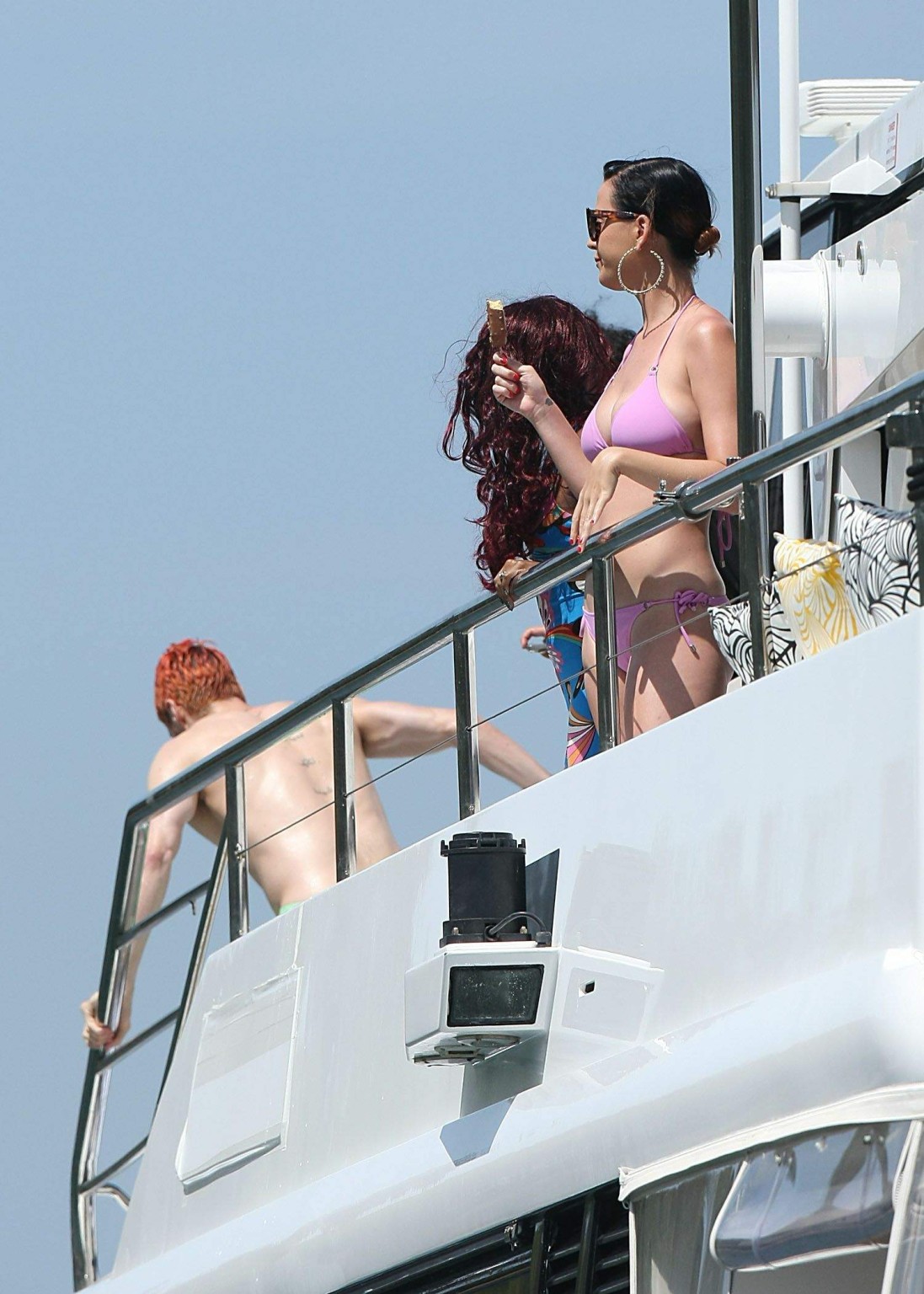 Katy Perry che mostra il suo corpo in bikini e cameltoe su uno yacht a Sydney
 #75180220