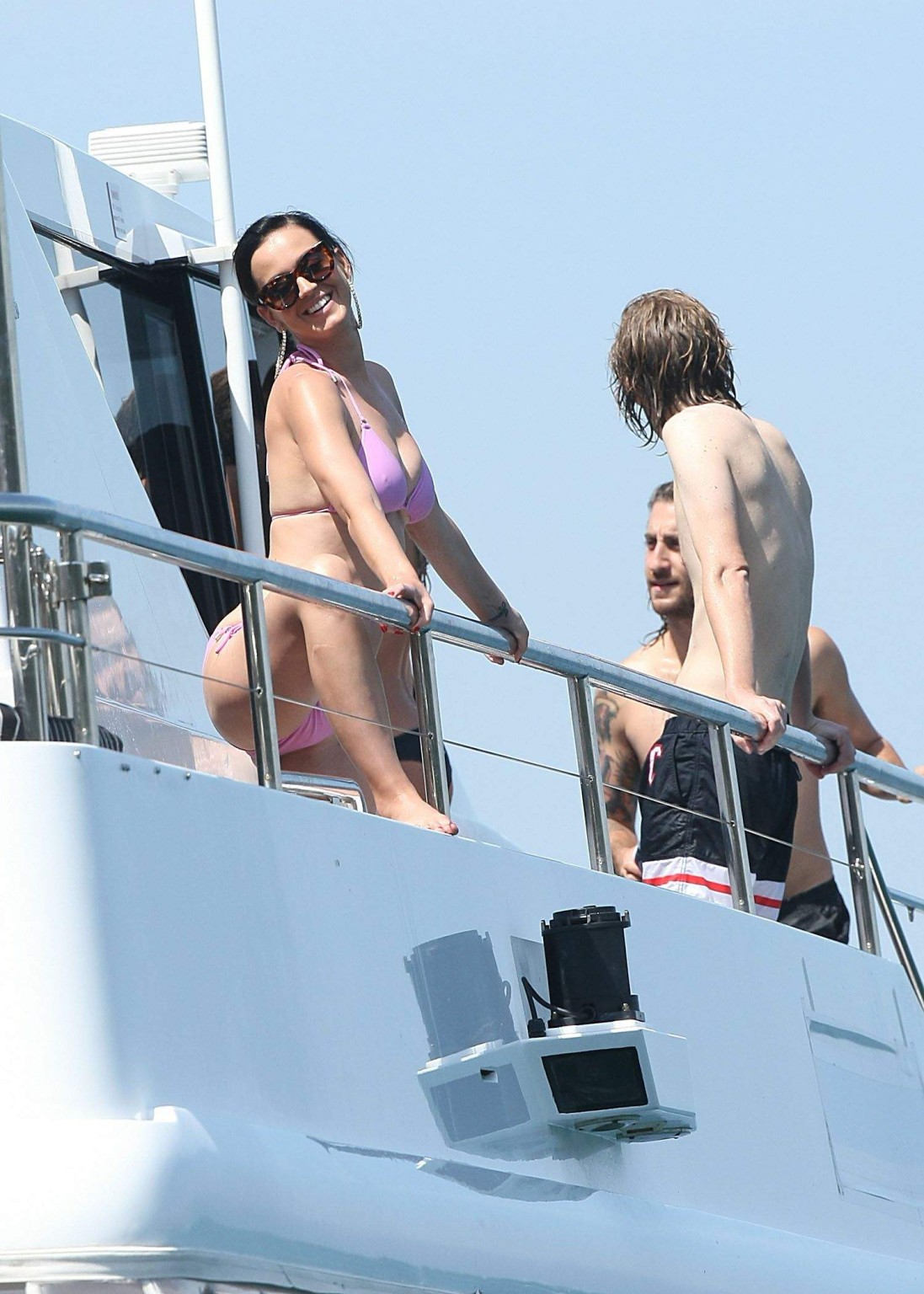 Katy Perry che mostra il suo corpo in bikini e cameltoe su uno yacht a Sydney
 #75180236