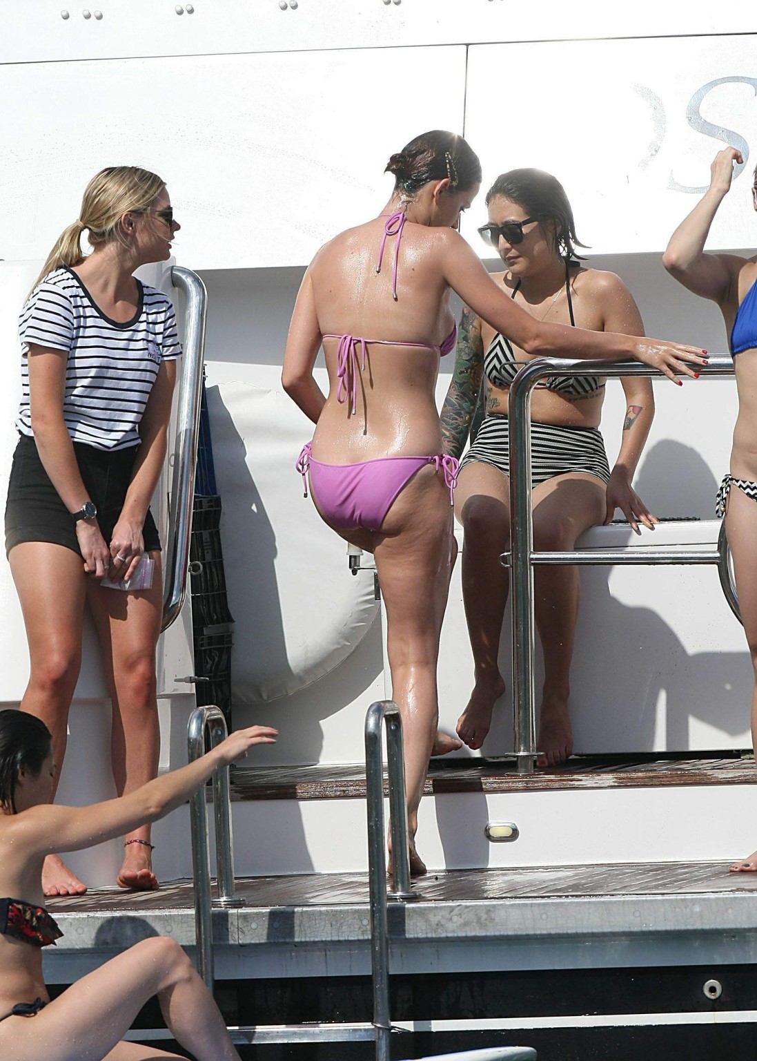 Katy Perry che mostra il suo corpo in bikini e cameltoe su uno yacht a Sydney
 #75180342