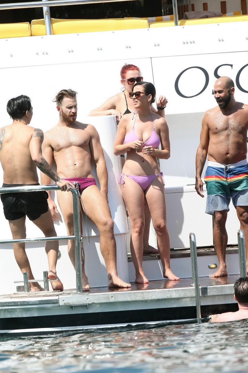 Katy Perry che mostra il suo corpo in bikini e cameltoe su uno yacht a Sydney
 #75180349