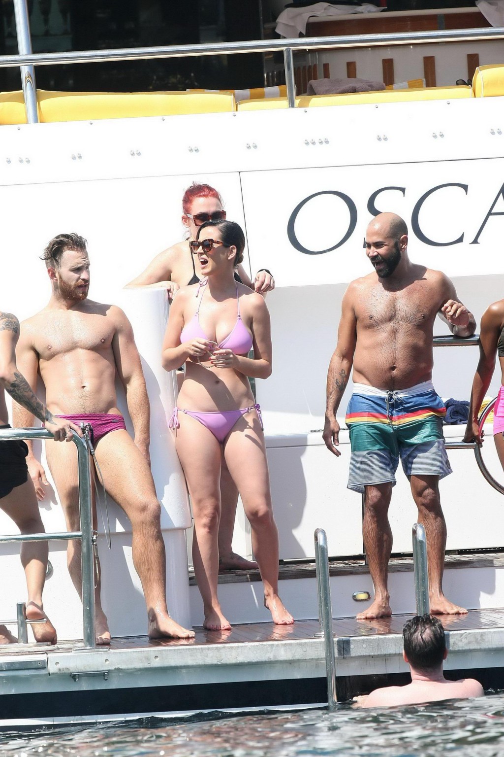 Katy Perry che mostra il suo corpo in bikini e cameltoe su uno yacht a Sydney
 #75180359