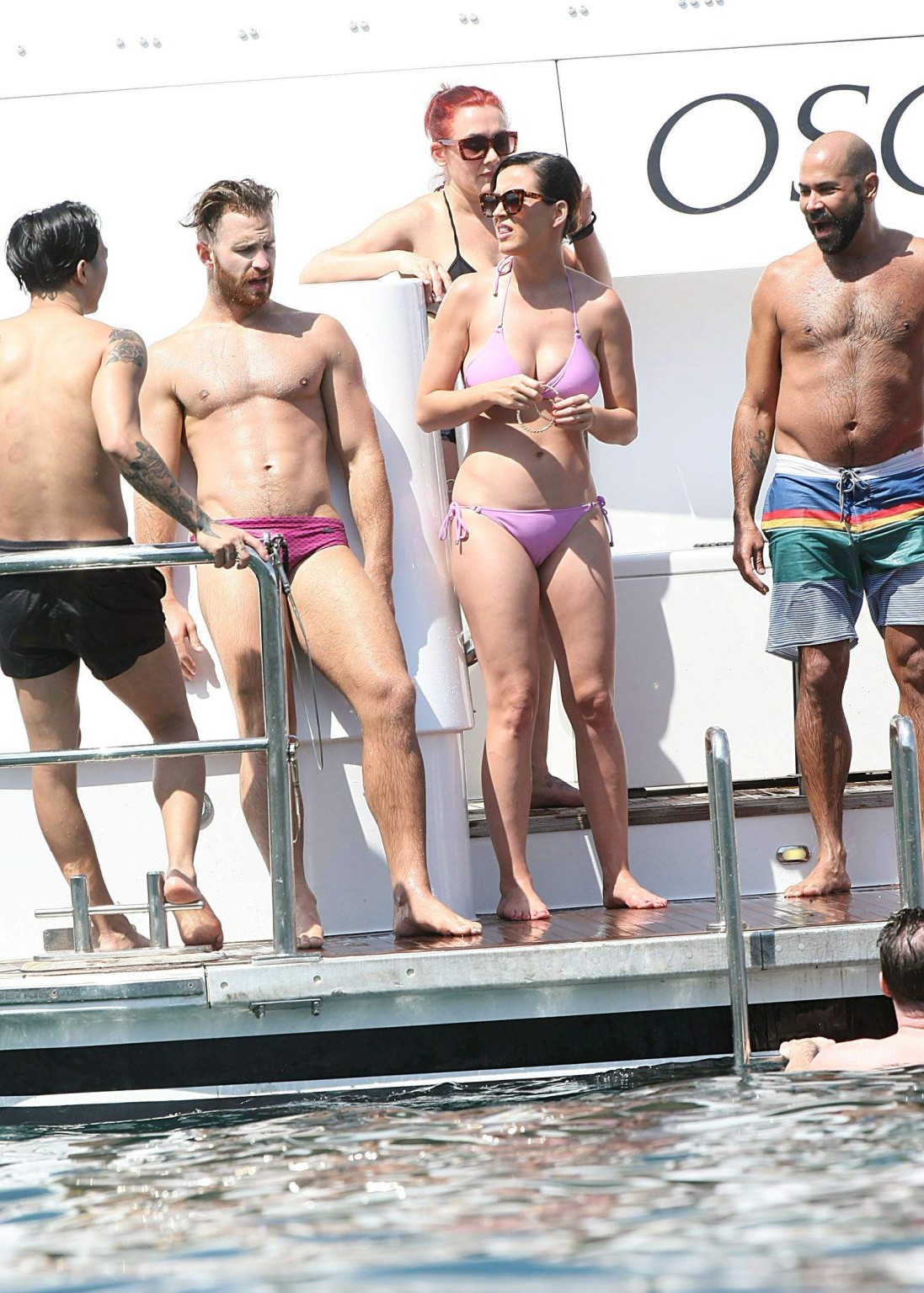 Katy Perry che mostra il suo corpo in bikini e cameltoe su uno yacht a Sydney
 #75180373