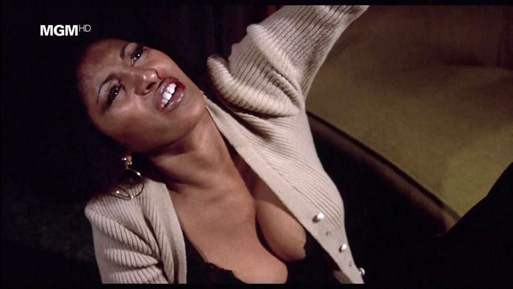 Pam grier entblößt ihre riesigen Titten in nackten Filmkappen
 #75341872