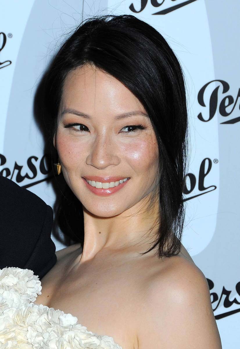 Lucy liu montrant ses doux seins nus et pétillants
 #75391736