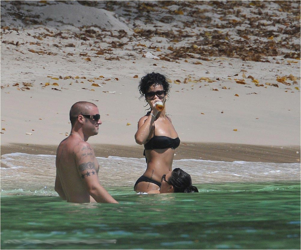 Rihanna absolut schöner Arsch im schwarzen Bikini
 #75395378