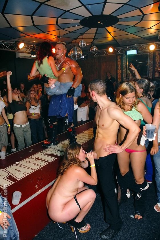 Des filles ordinaires mais excitées sucent et baisent lors d'une soirée de strip-tease masculin
 #76850382