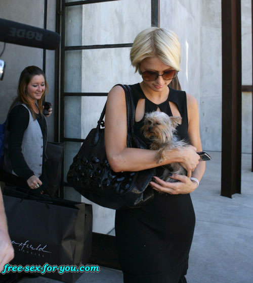 Paris Hilton mostrando le sue tette e capezzolo slip paparazzi foto
 #75427695