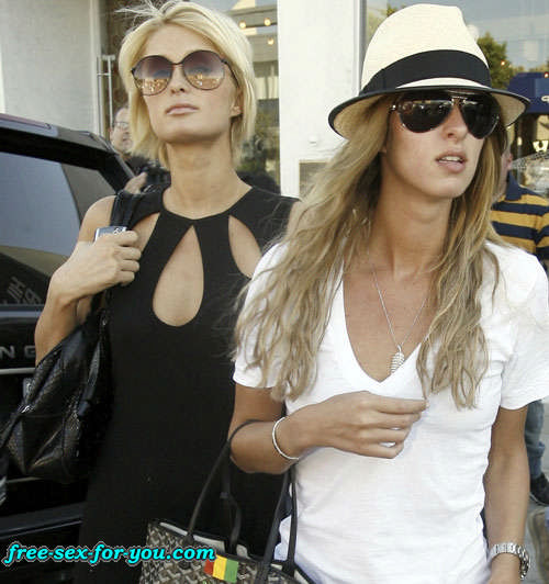 Paris Hilton mostrando le sue tette e capezzolo slip paparazzi foto
 #75427777