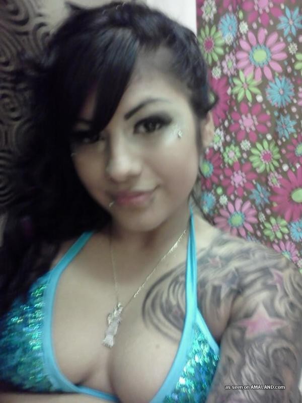 Compilation of a sexy tattooed chick posing on cam #75701567