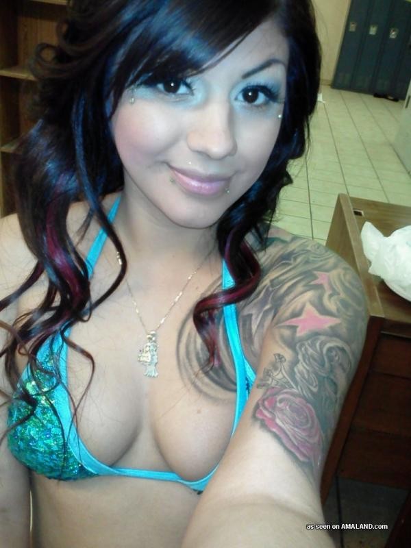Compilation of a sexy tattooed chick posing on cam #75701644