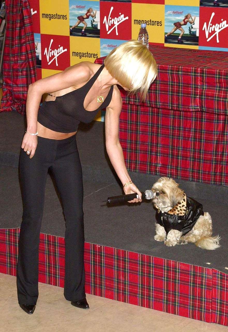 Geri Halliwell entblößt ihre großen Titten und Upskirt in Auto-Paparazzi-Bildern
 #75301635